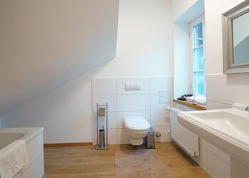 Bathroom 1 apartment Terrassenblick